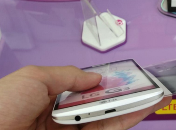LG-G3-dummy-model-and-wireless-charger-emerge